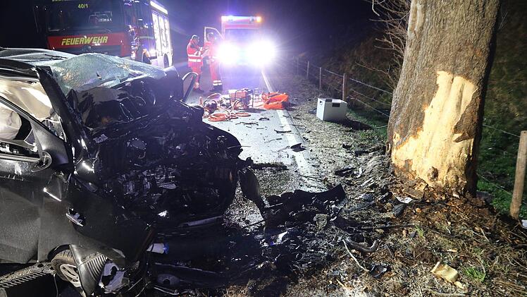 Ein 19-jähriger Mann aus dem Kreis Fürth ist am Dienstag bei einem schweren Verkehrsunfall im Kreis Oberallgäu ums Leben gekommen. Foto: NEWS5 / Liss