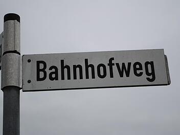 "Bahnhofweg" auf dem Straßenschild, "Bahnhofsweg" beim Einwohnermeldeamt. Das muss auf Forderung des Bayerischen Staatsministeriums des Innern einheitlich werden. In Riedenberg soll die Schreibweise auf den Straßenschildern übernommen werden. Foto; Evelyn Schneider