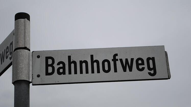 "Bahnhofweg" auf dem Straßenschild, "Bahnhofsweg" beim Einwohnermeldeamt. Das muss auf Forderung des Bayerischen Staatsministeriums des Innern einheitlich werden. In Riedenberg soll die Schreibweise auf den Straßenschildern übernommen werden. Foto; Evelyn Schneider