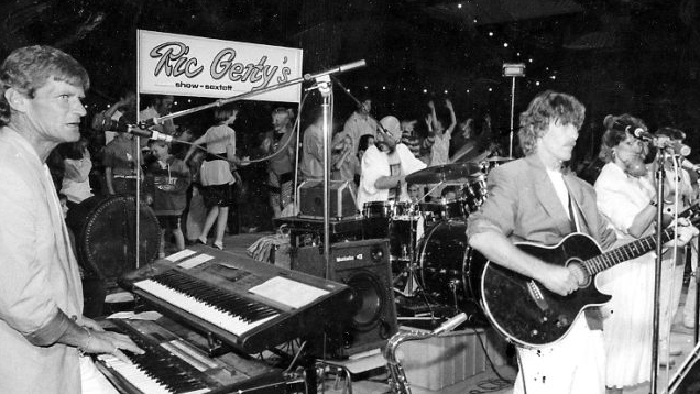 Vorne spielte die Musik (auf unserem Foto von 1990 ist es die Showband "Ric Gerty's") und hinter der Bühne wurde getanzt. Das ist auf dem neuen Podium nicht mehr möglich.  Foto: FT-Archiv