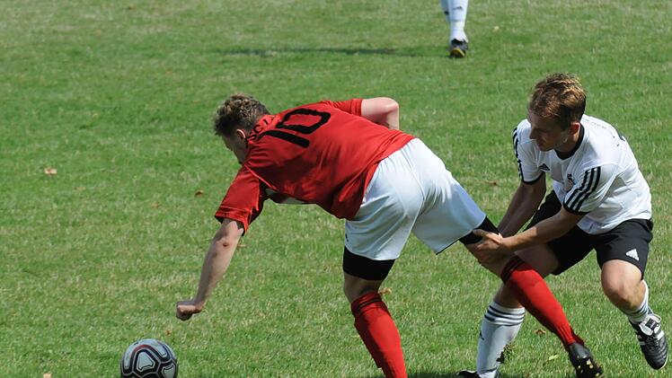 Beinarbeit mal anders interpretiert: Roland Biadacz vom FC Bad Br&uuml;ckenau (rechts) mit seiner nicht regelkonformen Zweikampff&uuml;hrung gegen Julian K&uuml;hnlein vom BSC Lauter.  Foto: ssp