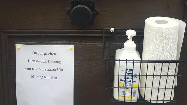 Natürlich wird auch den andauernden Einschränkungen für die Gastronomie Rechnung getragen, gleich an der Eingangspforte hängen Desinfizierungsutensilien aus. Foto: Leo Hühnlein