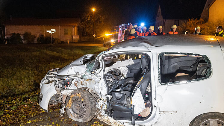 Auto prallt gegen Baum: Vier Menschen schwer verletzt