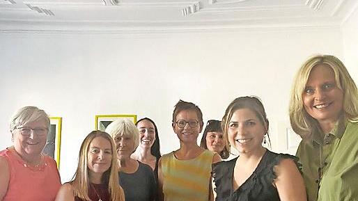 Die politischen Frauen aus Herzogenaurach besuchten die R&auml;ume des Frauennotrufs in Erlangen.