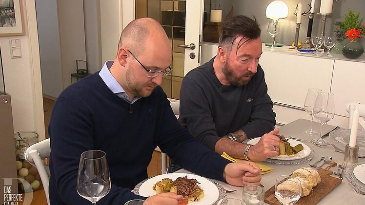 Zwei Männer, zwei Hauptspeisen: Steffen (l.) und Thomas haben Axels Böfflamott mit Kartoffelpüree und Porree-Röllchen im Visier.