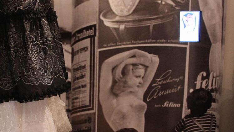 Petticoats und Pin-Ups ist eine eigene Ecke mit Litfasssäule und Werbefilmchen gewidmet.