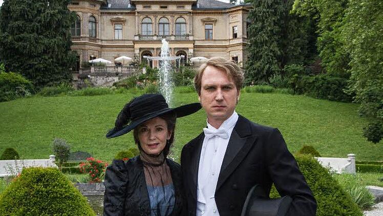 Cosima Wagner (Iris Berben) und ihr Sohn Siegfried (Lars Eidinger) vor der etwas zu groß geratenen und in den Bergen liegenden Villa Wahnfried.