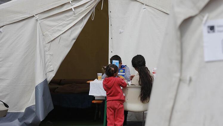 Asyl: Im Erlanger Freibad West wurde ein provisorisches Flüchtlingslager errichtet.