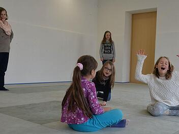 In einer Bühnenszene: Julia, Angelina, Enya, Natalie und Simone.  Foto: Ronald Rinklef