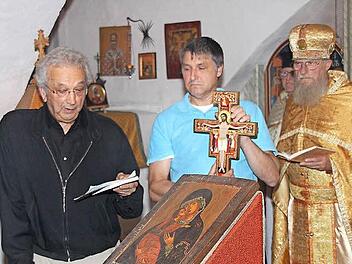 Archimandrit Pater Dr. Gregor Hohmann (rechts) weihte vier Ikonen und ein Kreuz, die von Franz Güra (links) geschaffen wurden. Das Kreuz bekommt Winfried Ryback (Mitte) als Dank für seine Hilfe bei der Einrichtung der byzantinischen Kapelle im Schloss.  Fotos: Dieter Britz