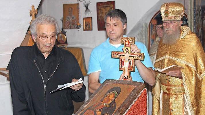Archimandrit Pater Dr. Gregor Hohmann (rechts) weihte vier Ikonen und ein Kreuz, die von Franz Güra (links) geschaffen wurden. Das Kreuz bekommt Winfried Ryback (Mitte) als Dank für seine Hilfe bei der Einrichtung der byzantinischen Kapelle im Schloss.  Fotos: Dieter Britz