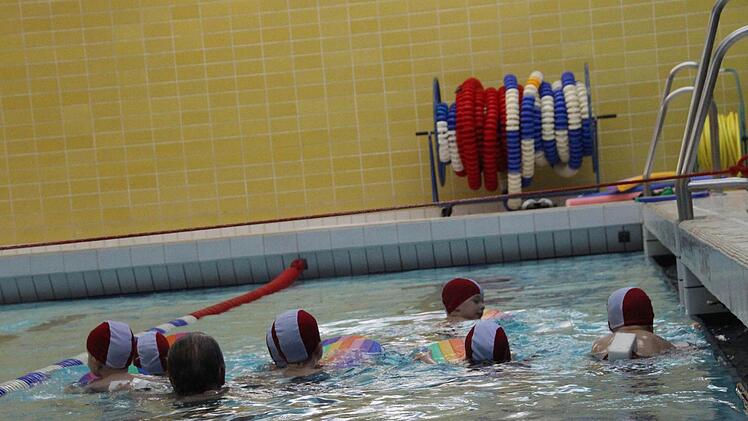 Schwimmkurs im Hallenbad Foto: Benedikt Borst