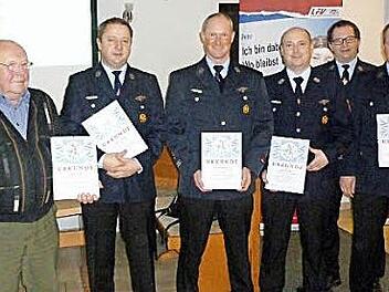 Ehrungen bei der Feuerwehr: (von links) Alfred Geck (60 Jahre Mitglied), Bernhard Dorsch (25), Christian Geck (25), Alex Kaul (25), Christian Seitz (Vorsitzender) , Johannes Albrecht (25) Fotos: p