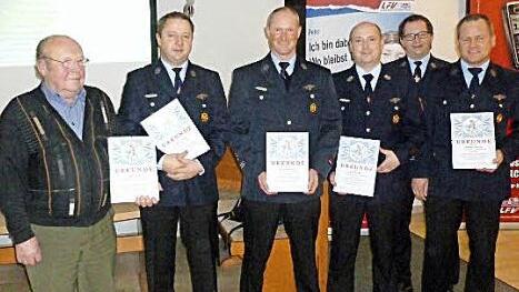 Ehrungen bei der Feuerwehr: (von links) Alfred Geck (60 Jahre Mitglied), Bernhard Dorsch (25), Christian Geck (25), Alex Kaul (25), Christian Seitz (Vorsitzender) , Johannes Albrecht (25) Fotos: p