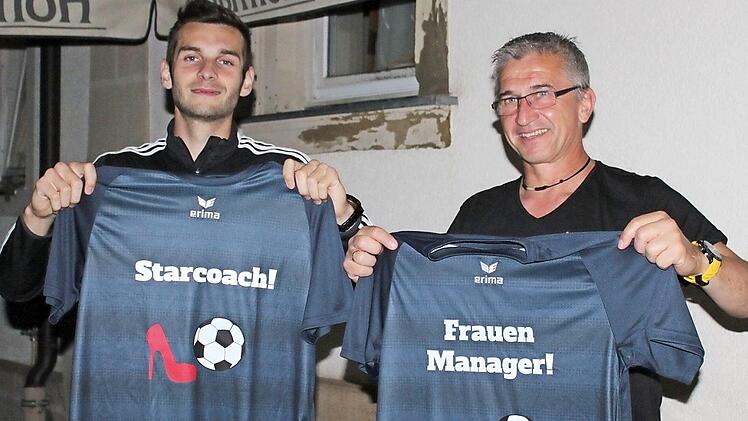Trainer Pascal Benes (li.) und Betreuer Georg Mönius führten die Frauen des SC Adelsdorf in die Bezirksliga Mittelfranken.  Foto: privat