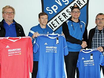 Neue Trikots mit der Aufschrift "Aktion Organspende" tragen zukünftig die Fußballer der SpVgg Dietersdorf (von rechts): Egon Grünbeck, Christoph Ettel, Jochen Trinkerl und Georg Skliwa.  Foto: Bettina Knauth