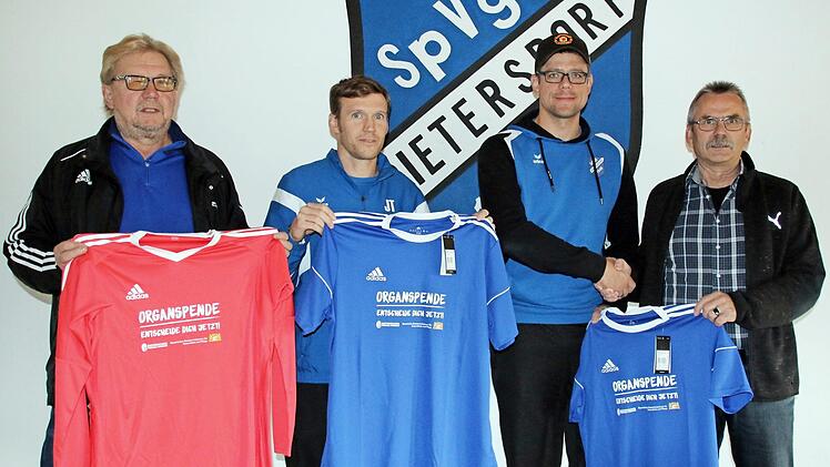 Neue Trikots mit der Aufschrift "Aktion Organspende" tragen zukünftig die Fußballer der SpVgg Dietersdorf (von rechts): Egon Grünbeck, Christoph Ettel, Jochen Trinkerl und Georg Skliwa.  Foto: Bettina Knauth