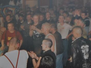 Die Coburger Punkszene bei einem Konzert im Domino Anfang der 90er Jahre Foto: Archiv, Michael Zahner