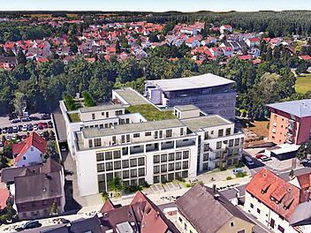 In den Altbau (Bildmitte) werden 99 Wohnungen eingebaut. Für den versetzten Neubau (rechts im Hintergrund) steht die Nutzung noch nicht fest.  Visualisierung: P&P