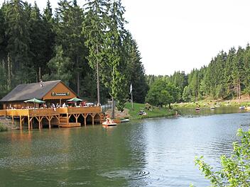 Im Zug der Kooperationsmaßnahmen von FWG und FWO erstellt die FWO eine neue Fernwasserleitung entlang des Ölschnitzsees. Die Hausanschlussleitung des Kiosks muss aufgrund eines Beschlusses durch die FWG umgelegt werden. Foto: Archiv