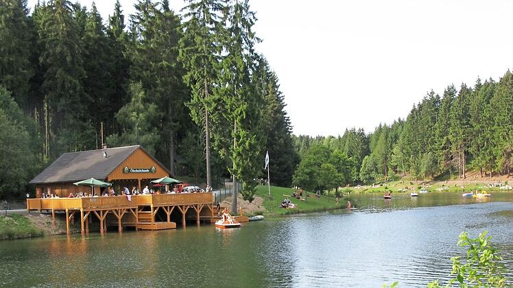 Im Zug der Kooperationsmaßnahmen von FWG und FWO erstellt die FWO eine neue Fernwasserleitung entlang des Ölschnitzsees. Die Hausanschlussleitung des Kiosks muss aufgrund eines Beschlusses durch die FWG umgelegt werden. Foto: Archiv