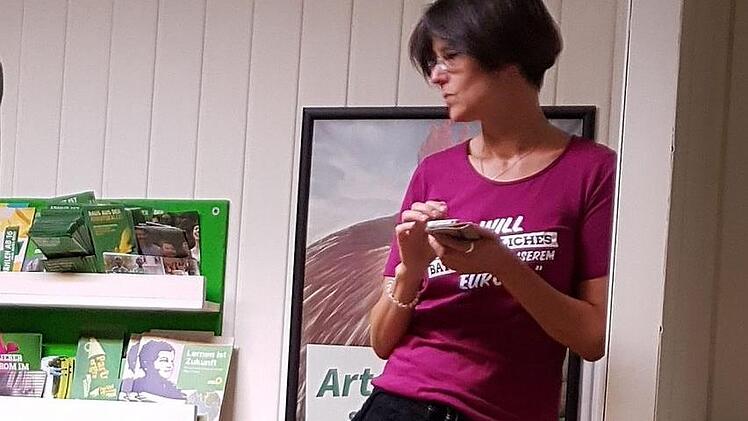 Wen hält es denn angesichts so guter Ergebnisse noch auf dem Stuhl? Ina Sinterhauf von den Grünen verfolgte den Wahlabend mal sitzend, mal stehend - und manchmal auch ganz unkonventionell.Foto: Ulrike Nauer