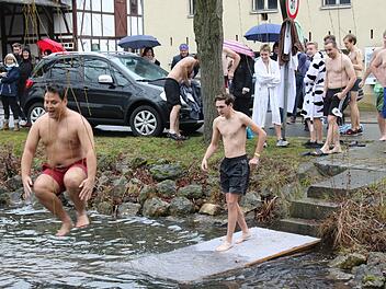 Am besten mit Schwung ins etwa drei Grad Celsius kalte Wasser! Fotos: Michael Stelzner
