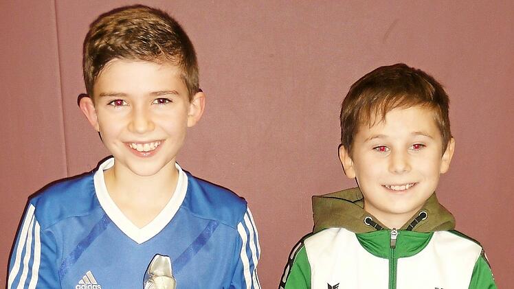 Bei den D-Junioren erhielt Max Schenk (l., Grub) die Torjäger-Kanone. Yannik Viesmann (r., Heubach) wurde bester Torhüter.