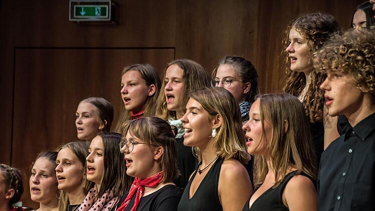 Sehr überzeugende Leistungen boten die Chöre und Instrumentalensembles des Gymnasiums Albertinum bei der sommerlichen Serenade vor zahlreichen Zuhörern im Coburger Kongresshaus Rosengarten.Foto: Jochen Berger