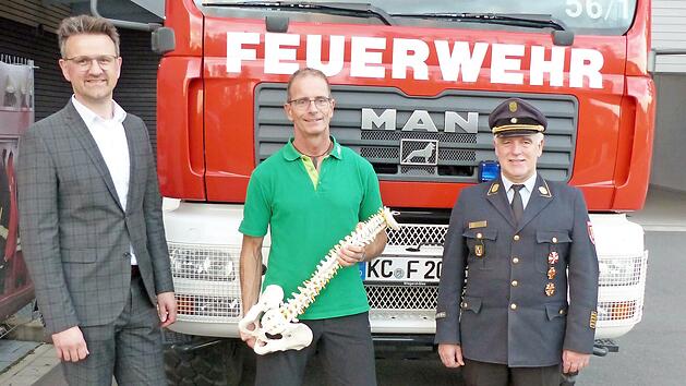 Der Coburger AOK-Direktor Christian Grebner, AOK-Sportexperte Frank Schnabel und der Kronacher Kreisbrandrat Joachim Ranzenberger (von links) ziehen an einem Strang beim 1. bayerischen AOK-Feuerwehr-Lauf.