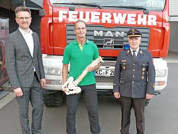 Der Coburger AOK-Direktor Christian Grebner, AOK-Sportexperte Frank Schnabel und der Kronacher Kreisbrandrat Joachim Ranzenberger (von links) ziehen an einem Strang beim 1. bayerischen AOK-Feuerwehr-Lauf.