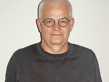 Autor Achim Durynek mit seinem Buch "Tröpfchen auf Wanderschaft".