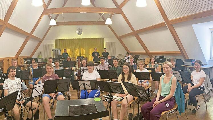 Die Bläserjugend des Musikvereins Uetzing-Serkendorf beim Probenwochenende für das Konzert am 8. Juli in der Peter-J. Moll-Halle in Bad Staffelstein.