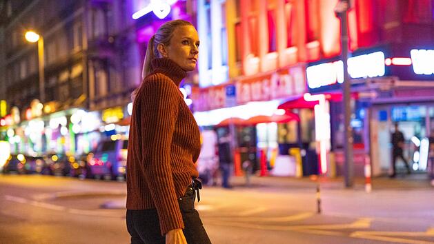 Sarah Tacke gibt Einblicke in ein System der Ausbeutung und Gewalt - hinter den Kulissen des Rotlichtmilieus.