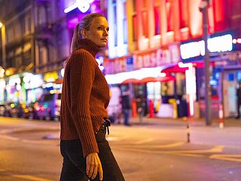 Sarah Tacke gibt Einblicke in ein System der Ausbeutung und Gewalt - hinter den Kulissen des Rotlichtmilieus.