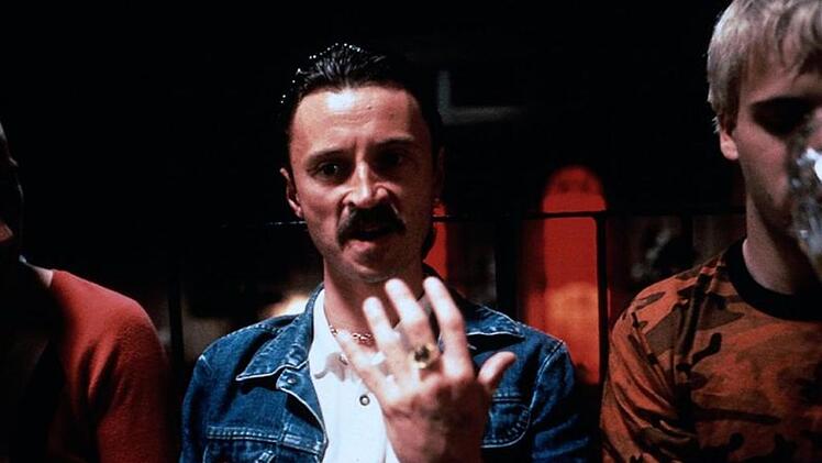 Robert Carlyle war schon 1996 ein bekannter Schauspieler. Nach seiner aggressiven Proletenrolle als Begbie in "Trainspotting" landete er mit der Stripper-Kom&ouml;die "Ganz oder gar nicht" einen weiteren Kult-Erfolg.