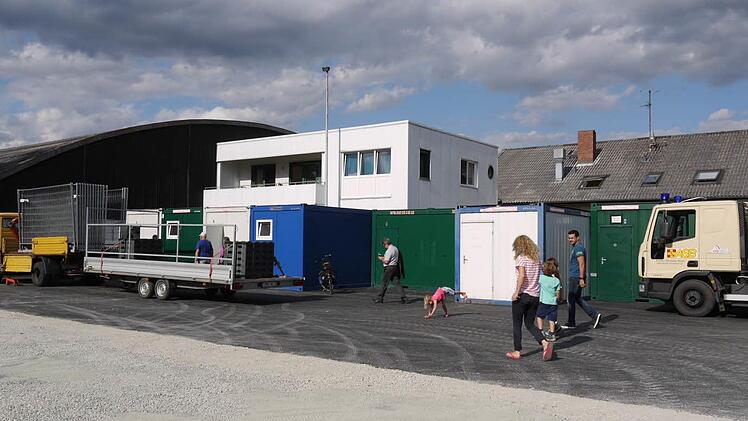 Neben der Halle werden einige Container aufgestellt. Foto: Pauline Lindner