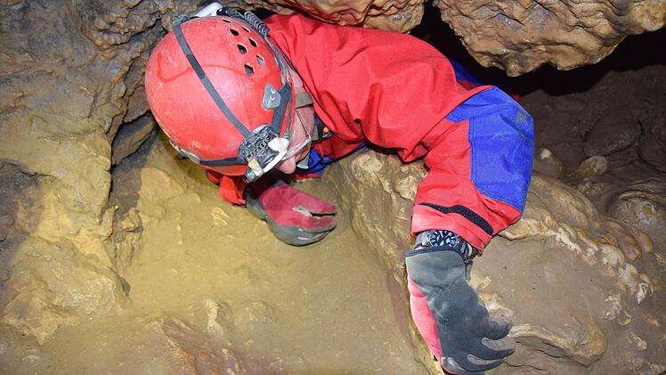 Die Schönsteinhöhle wird nach hinten immer enger (hier zwängt sich Fritz Schulze-Zachau durch einen Gang). Foto: Ronald Rinklef