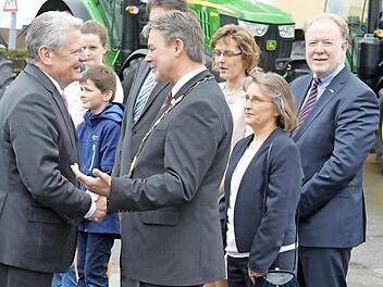 Den Besuch bei der Firma Kotschenreuther nutzte Joachim Gauck gleich einmal aus, um Neufangs Bürgermeister Gerhard Wunder zu dessen 59. Geburtstag zu gratulieren.