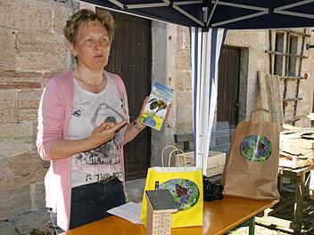 Material für viele spannende Gruppenstunden findet sich in der Broschüre "Was kreucht und fleucht denn da?", die Katja Buhlheller vom Kreisverband für Gartenbau und Landespflege begleitend zum Kinderwettbewerb zusammengestellt hat. Foto: Sabine Weinbeer
