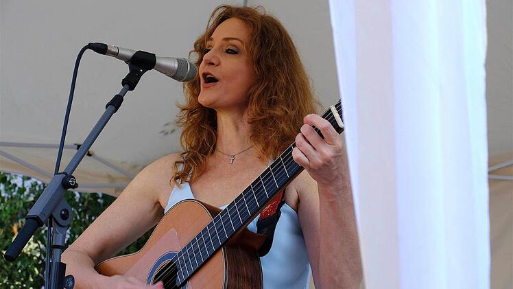 Sängerin Suzan Baker setzte mit Dennis Lüddicke den musikalischen Rahmen für das Werkstattfest. Foto: Gerd Schaar