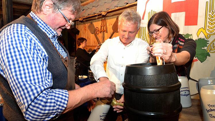 Das Bockbier läuft: Hans Wernlein, Bürgermeister Werner Diersch und Braumeisterin Yvonne Wernlein nach dem Anstich. Foto: Dieter Hübner