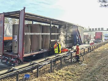 Papierrollen auf Lkw brennen auf der A9 bei Nürnberg Foto: News5