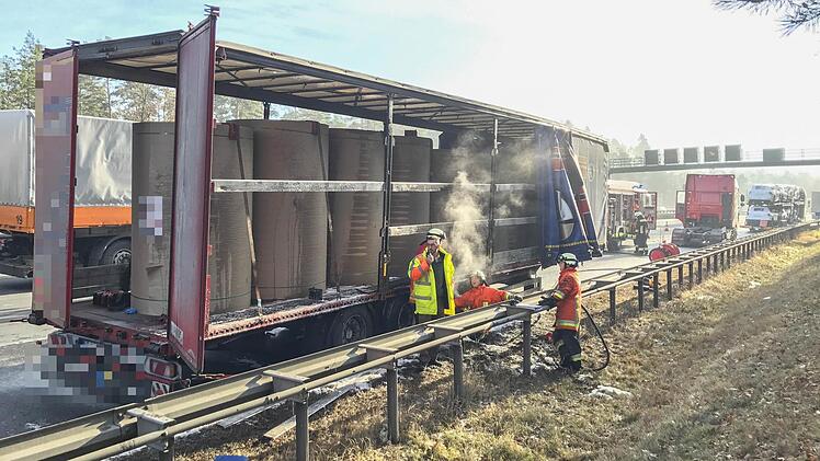 Papierrollen auf Lkw brennen auf der A9 bei Nürnberg Foto: News5