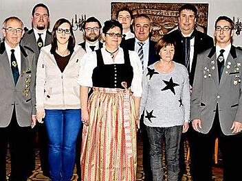 Der neugew&auml;hlte Vorstand der Zimmerstutzen-Sch&uuml;tzengesellschaft (von links): die Vorstandsmitglieder Karl Kraus und Hubert Marr, der langj&auml;hrige Sportwart Erwin Ehm, 2. Sch&uuml;tzenmeister Georg Zapf, Schriftf&uuml;hrerin Jasmin Zapf, der neue Sportwart Christian Z&ouml;cklein, Schatzmeisterin Eva Lutz, Vorstandsmitglied Philipp Zugeh&ouml;r, B&uuml;rgermeister Robert H&uuml;mmer, Vereinskassier Monika Marr, Kassenpr&uuml;fer Thorsten Schmidtke, Sch&uuml;tzenmeister Alexander F&uuml;rst sowie die Vorstandsmitglieder Lorenz Kraus und Ku...