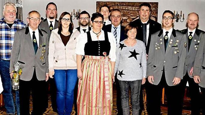 Der neugew&auml;hlte Vorstand der Zimmerstutzen-Sch&uuml;tzengesellschaft (von links): die Vorstandsmitglieder Karl Kraus und Hubert Marr, der langj&auml;hrige Sportwart Erwin Ehm, 2. Sch&uuml;tzenmeister Georg Zapf, Schriftf&uuml;hrerin Jasmin Zapf, der neue Sportwart Christian Z&ouml;cklein, Schatzmeisterin Eva Lutz, Vorstandsmitglied Philipp Zugeh&ouml;r, B&uuml;rgermeister Robert H&uuml;mmer, Vereinskassier Monika Marr, Kassenpr&uuml;fer Thorsten Schmidtke, Sch&uuml;tzenmeister Alexander F&uuml;rst sowie die Vorstandsmitglieder Lorenz Kraus und Ku...