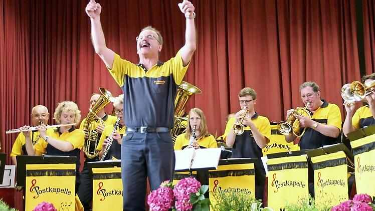 Das traditionelle Frühkonzert gestaltet am Sonntag am 10 Uhr die Postkapelle Bad Kissingen. Im Bild hat Stefan Matthes die Postkapelle beim Gemeinschaftskonzert von den Waldfensterer Musikanten und Postkapelle in Oberthulba dirigiert.  Foto: Werner Vogel