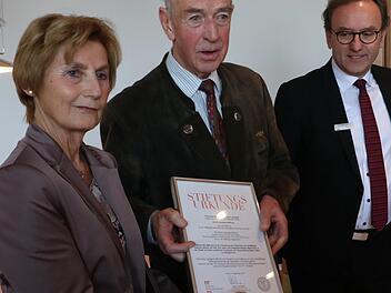 Sparkassenchef Maier (rechts) überreicht die Stiftungsurkunde an Gabriele und Egon Landgraf.  Josef Hofbauer