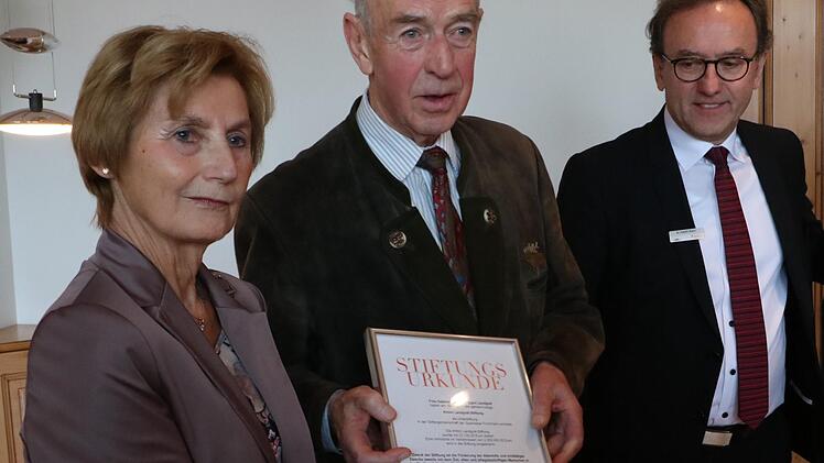 Sparkassenchef Maier (rechts) überreicht die Stiftungsurkunde an Gabriele und Egon Landgraf.  Josef Hofbauer