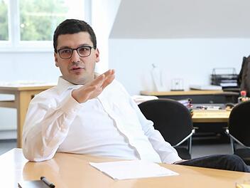 Gundelsheims Bürgermeister Jonas Merzbacher erklärt, mit welchen Problemen man in den letzten Jahren zu kämpfen hatte.Barbara Herbst